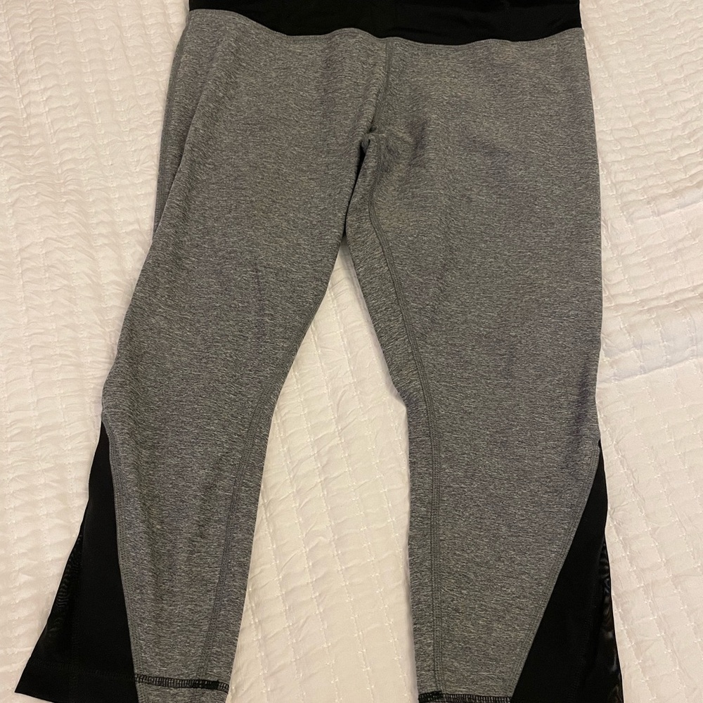 Ingrid & Isabel maternity Gray and Black Leggings
